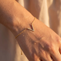 Thumbnail for V armband — close-up van de details, goud | SKU: 9443177-gold