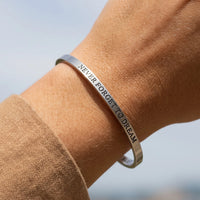 Thumbnail for Bangle — close-up van de details, zilver | SKU: nftd-wg