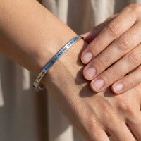 Thumbnail for Armband met tekst — close-up van de details, zilver | SKU: 9864184-silver