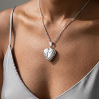 Thumbnail for Collier Médaillon Coeur à Volutes