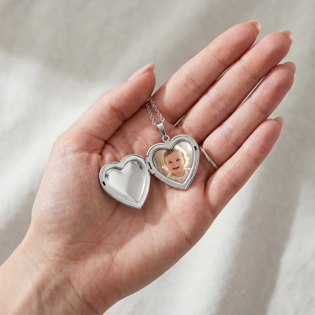 Collier Médaillon Coeur à Volutes