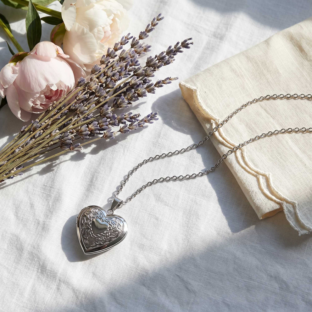 Hartvormig medaillon met bloemen