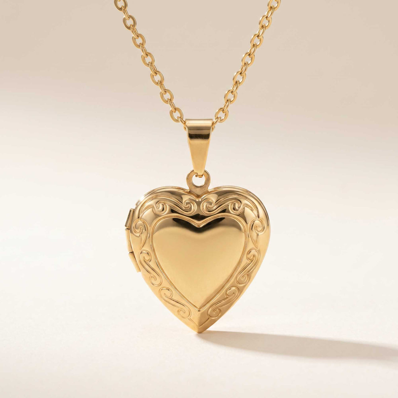 Collier Médaillon Coeur à Volutes