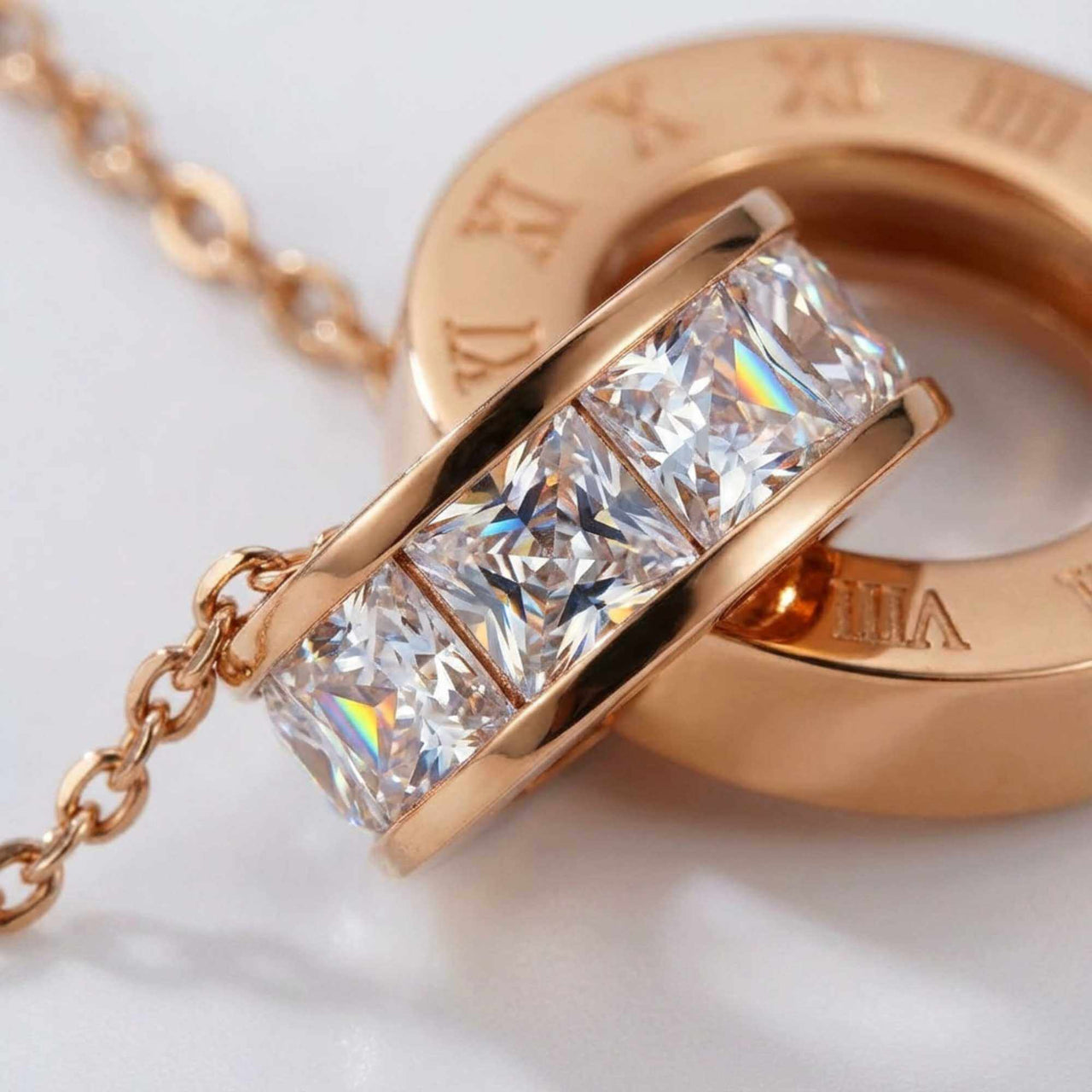 Ketting met Verstrengelde Ringen en Kristal