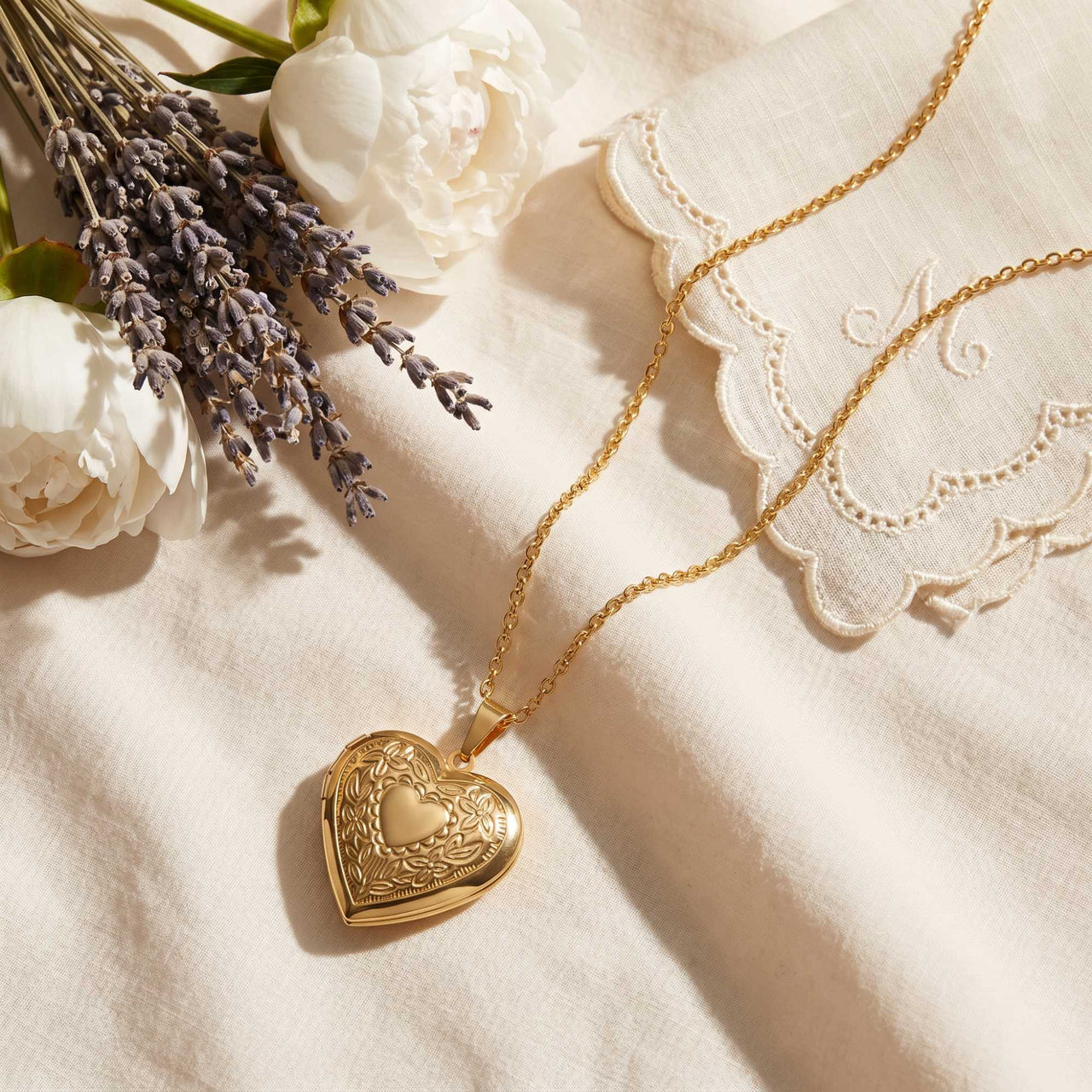 Hartvormig medaillon met bloemen