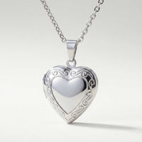 Thumbnail for Collier Médaillon Coeur à Volutes