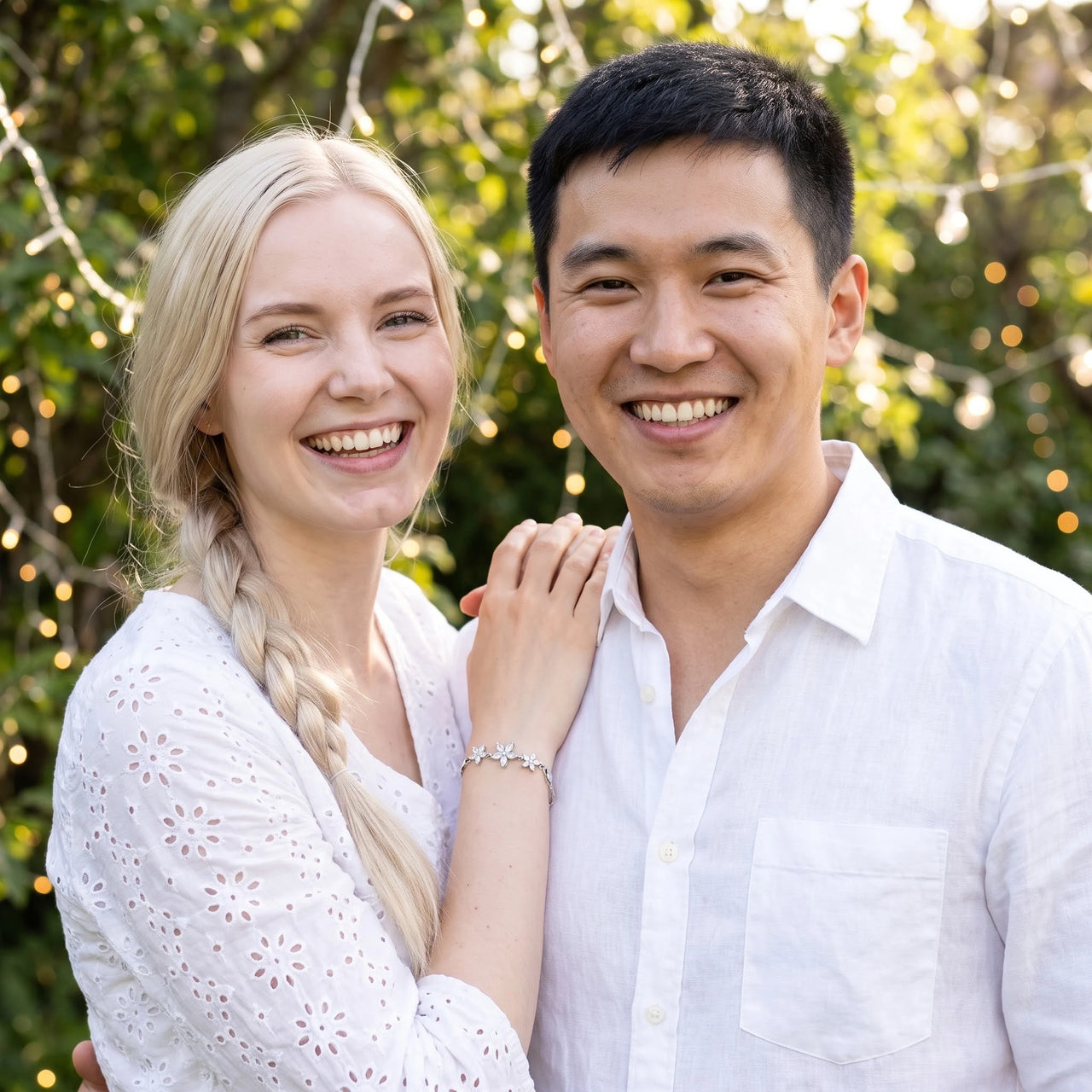 Couple moment, she wears the Austrian Crystals Flowers bracelet in silver | SKU: 422177-white-gold-XS-S