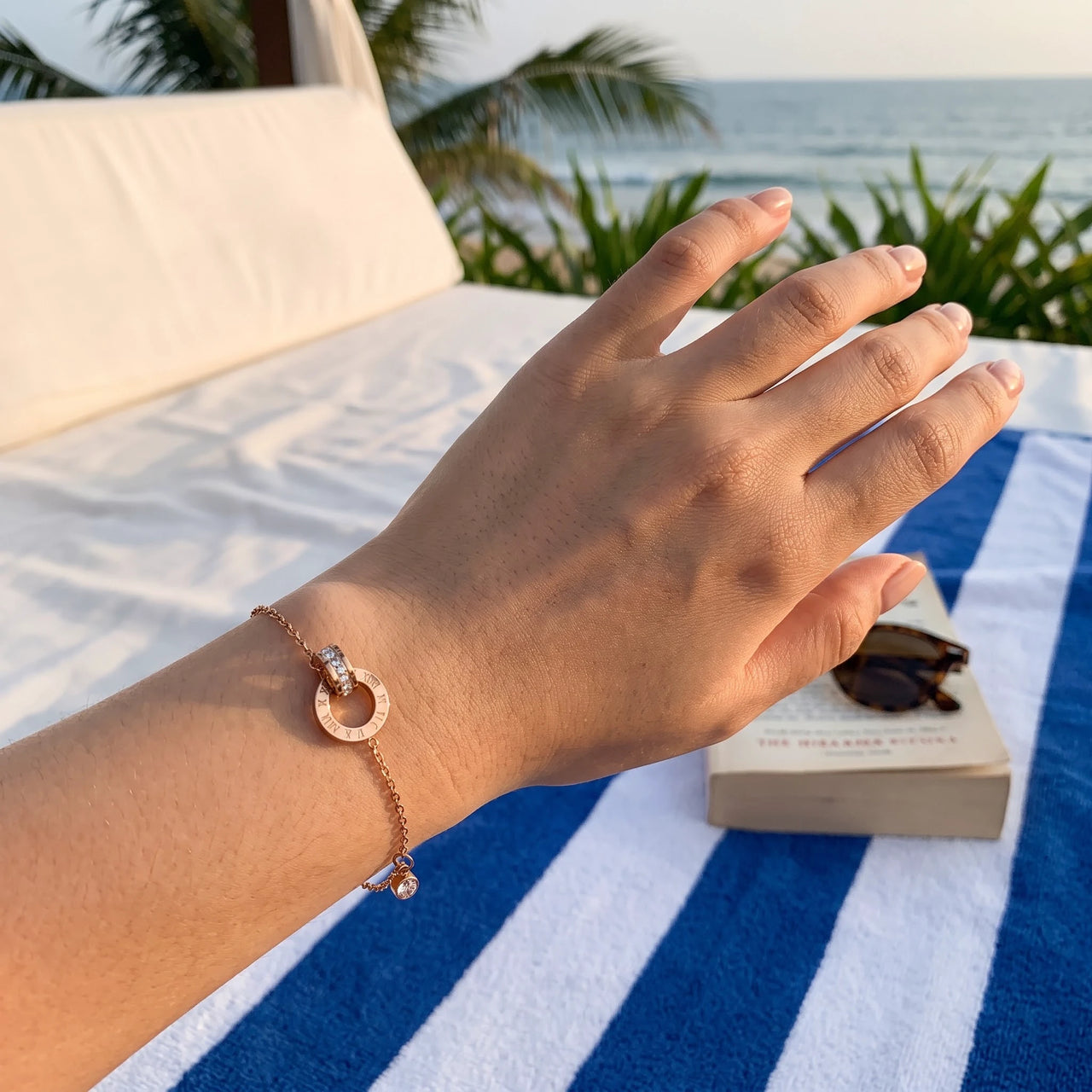 Bracelet anneaux — photo portée, taille réelle, or rose | SKU: 25535338-rose-gold