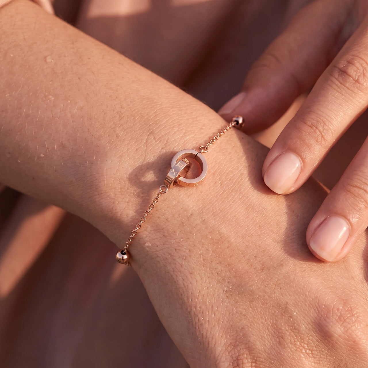 Bracelet chiffres romains — gros plan sur les détails, or rose | SKU: 25535339-rose-gold