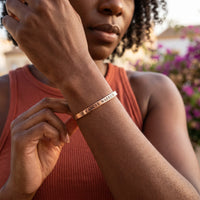 Thumbnail for Bracelet jonc femme — photo portée, geste du quotidien, or rose | SKU: 7220397-rose-gold-plated