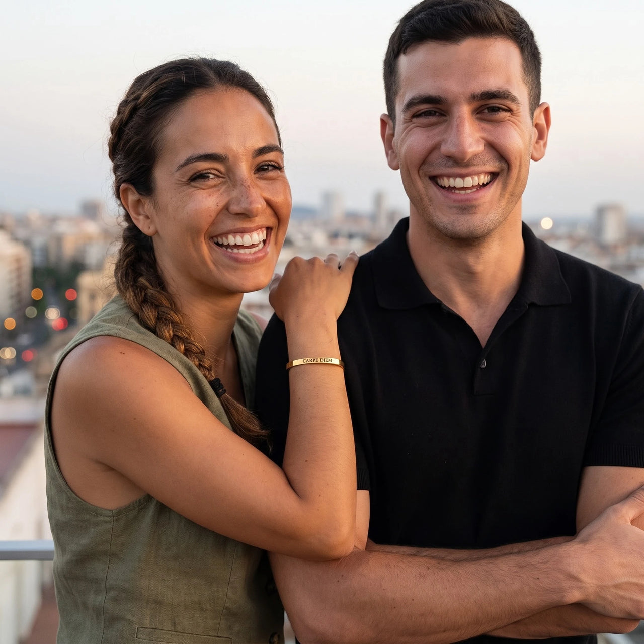 Carpe diem armband — gedragen door een stel, goud | SKU: cp-g