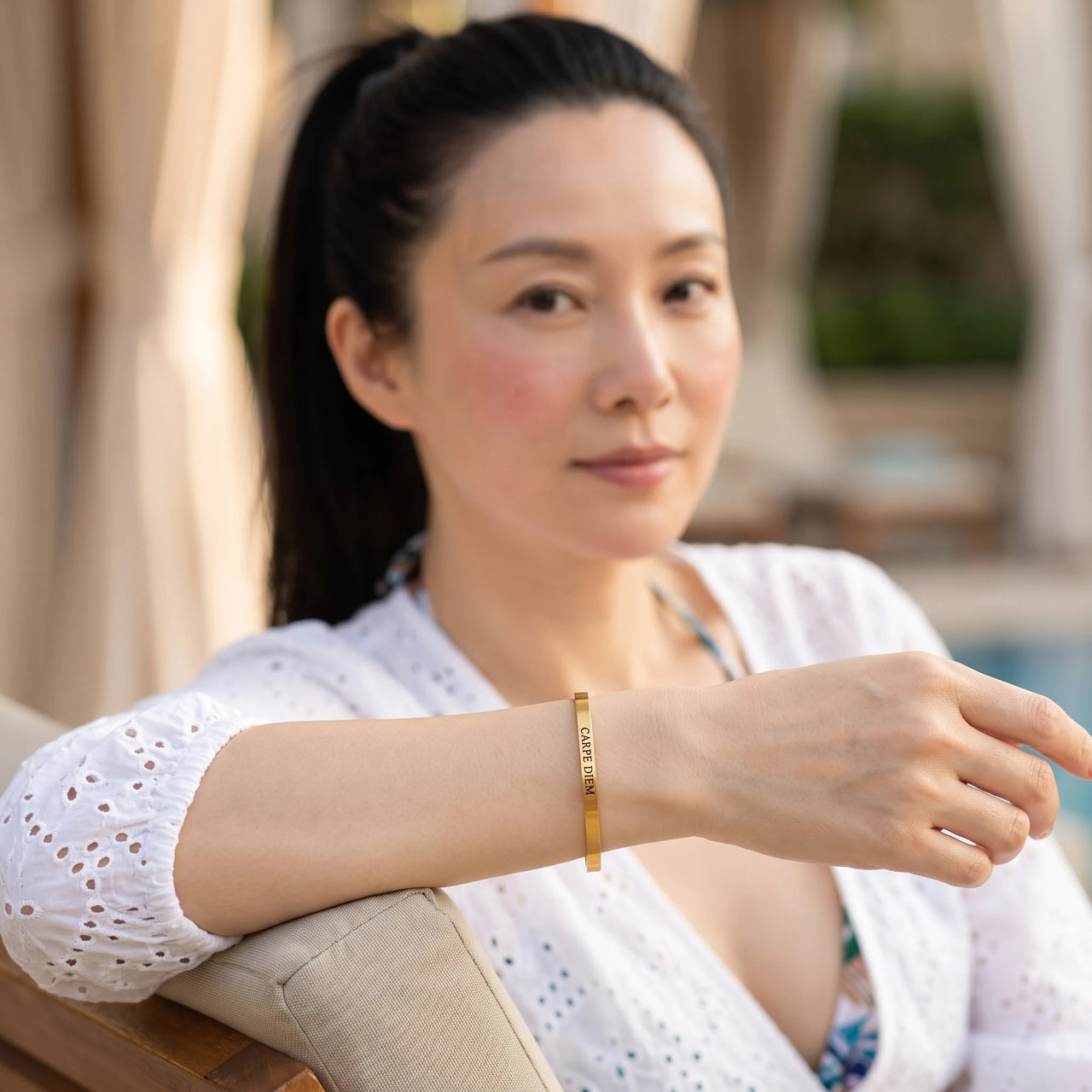 Bangle armband — gedragen op een ontspannen dag, goud | SKU: cp-g