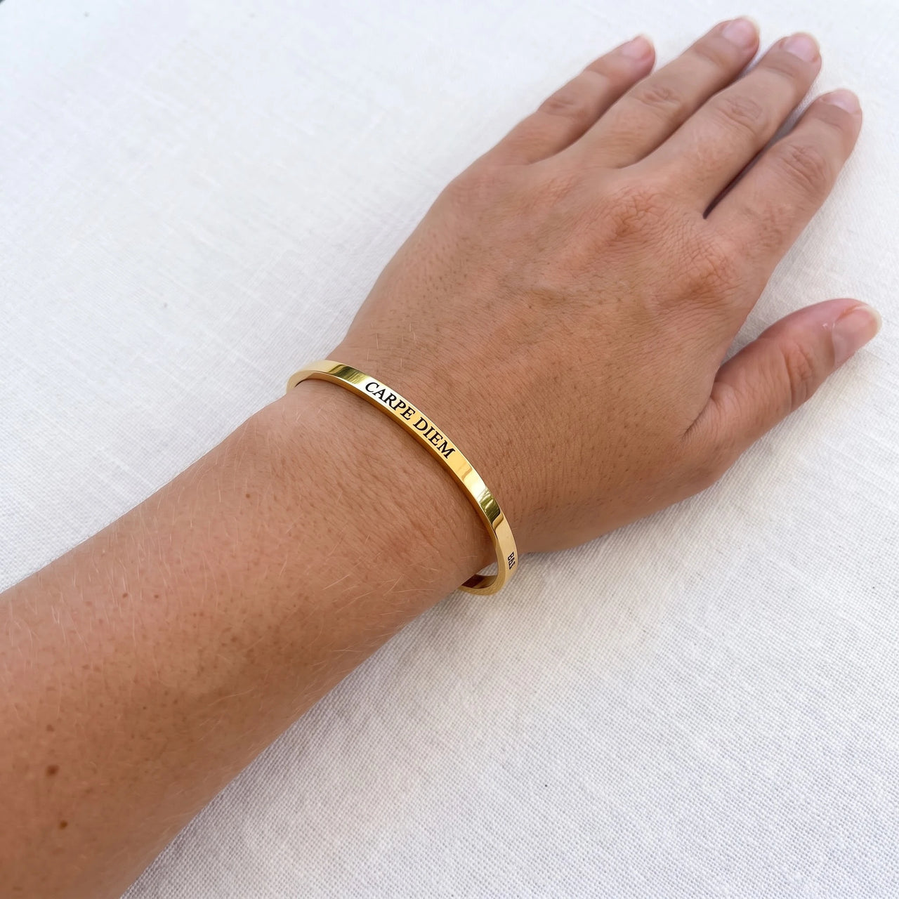 Carpe diem armband — gedragen, echte grootte, goud | SKU: cp-g