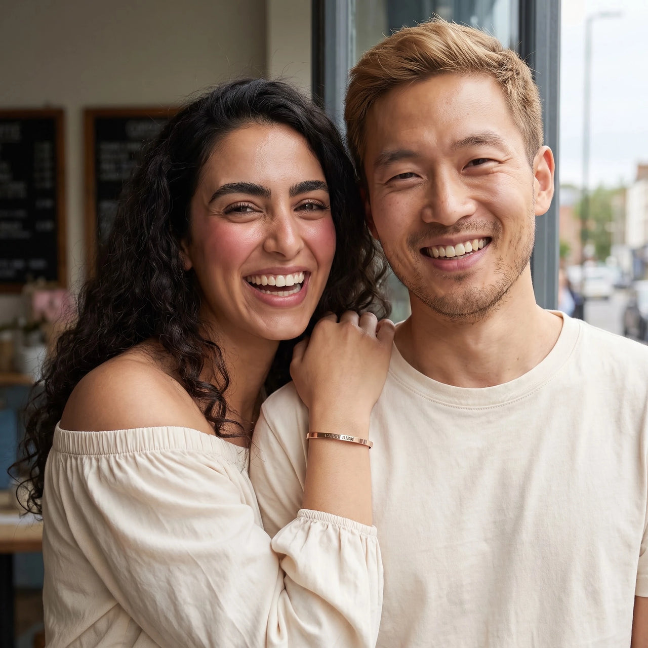Carpe diem armband — gedragen door een stel, rosé goud | SKU: cp-rg