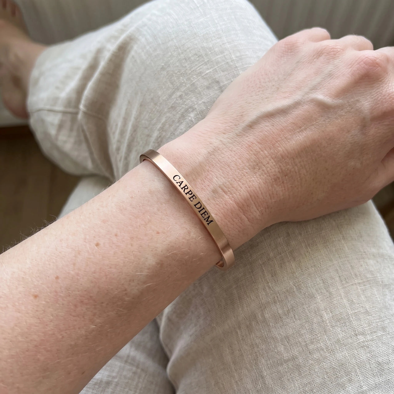 Gegraveerde armband — gedragen, echte grootte, rosé goud | SKU: cp-rg
