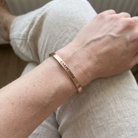 Thumbnail for Gegraveerde armband — gedragen, echte grootte, rosé goud | SKU: cp-rg