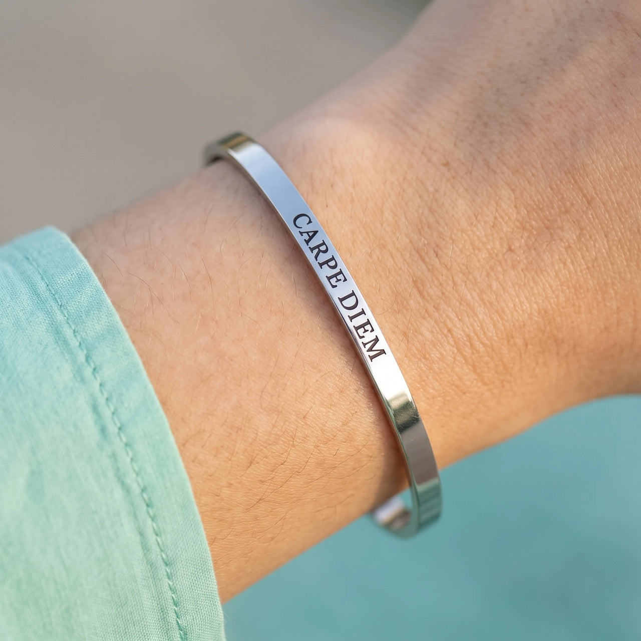 Carpe diem armband — close-up van de details, zilver | SKU: cp-wg