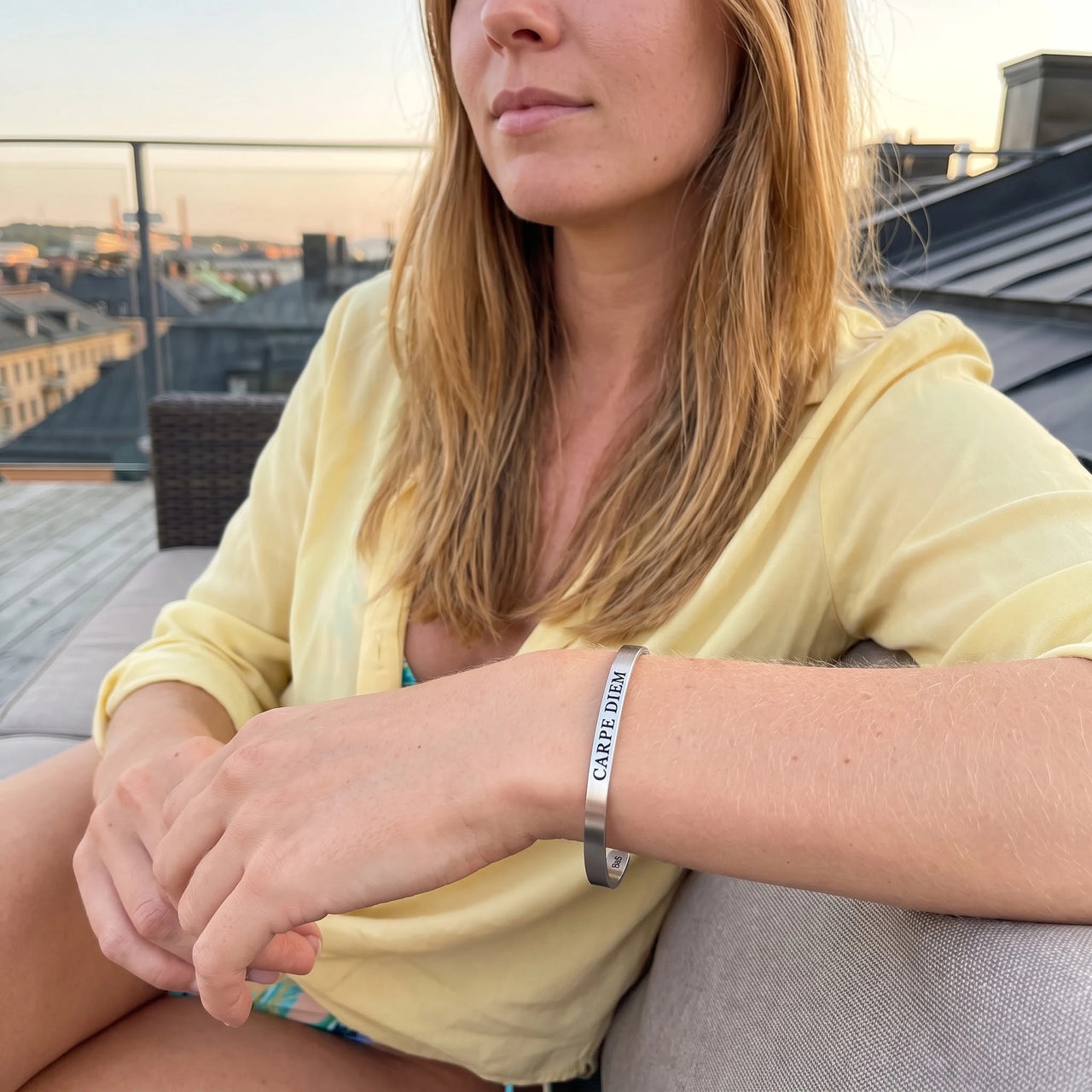 Carpe diem armband — gedragen op een ontspannen dag, zilver | SKU: cp-rg