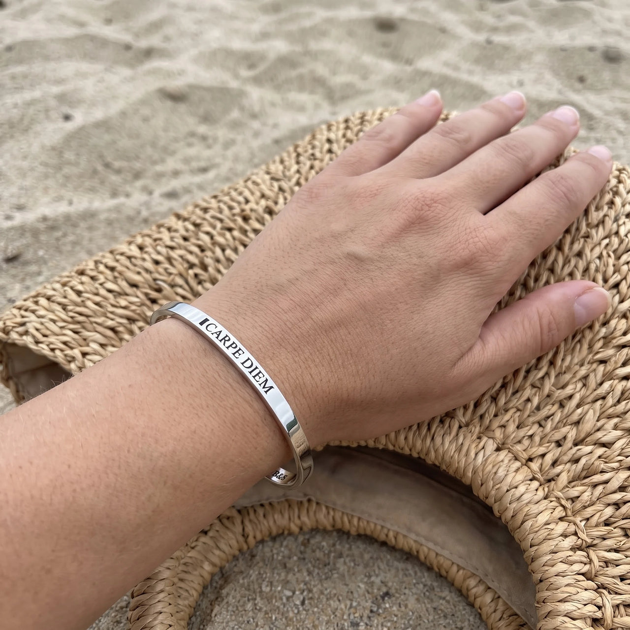 Bangle — gedragen, echte grootte, zilver | SKU: cp-wg