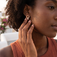 Thumbnail for Petites créoles — photo portée, geste du quotidien, or rose | SKU: 11137578-rose-gold