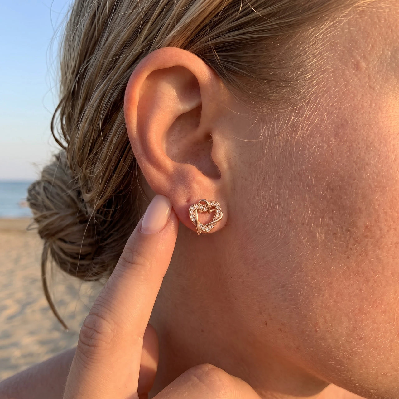 Boucles d'oreilles coeur — photo portée, taille réelle, or rose | SKU: 419593-rose-gold
