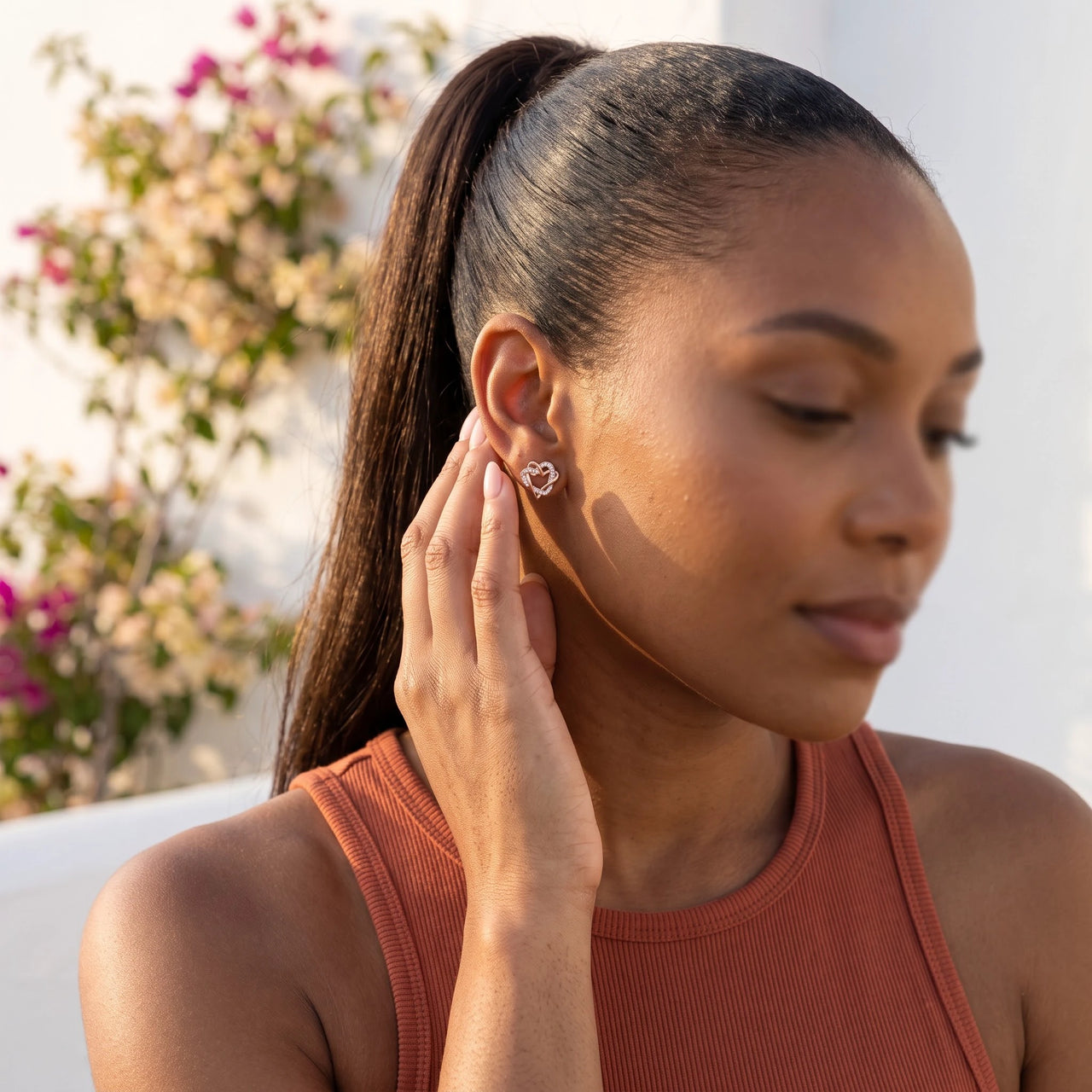 Boucles d'oreilles coeur — photo portée, geste du quotidien, or rose | SKU: 419593-rose-gold