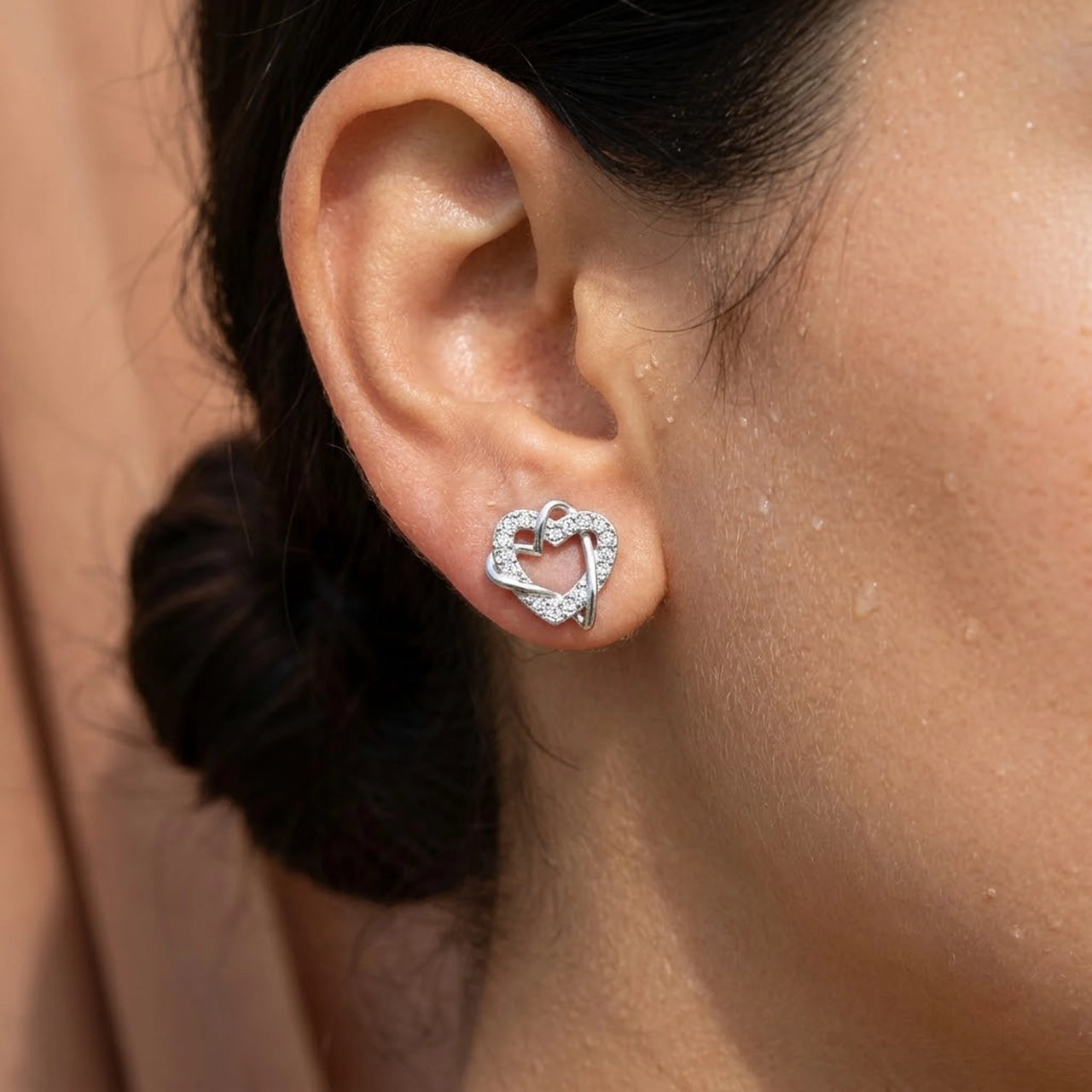Boucles d'oreilles coeur — gros plan sur les détails, argent | SKU: 4478648-platinum-plated-clear
