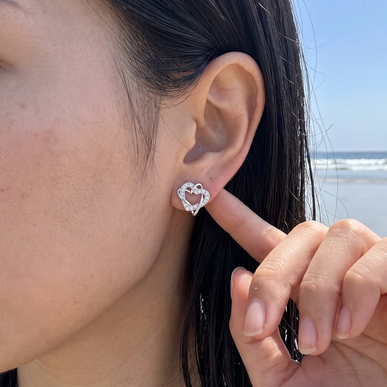 Boucles d'oreilles coeur argent — photo portée, taille réelle, argent | SKU: 4478648-platinum-plated-clear