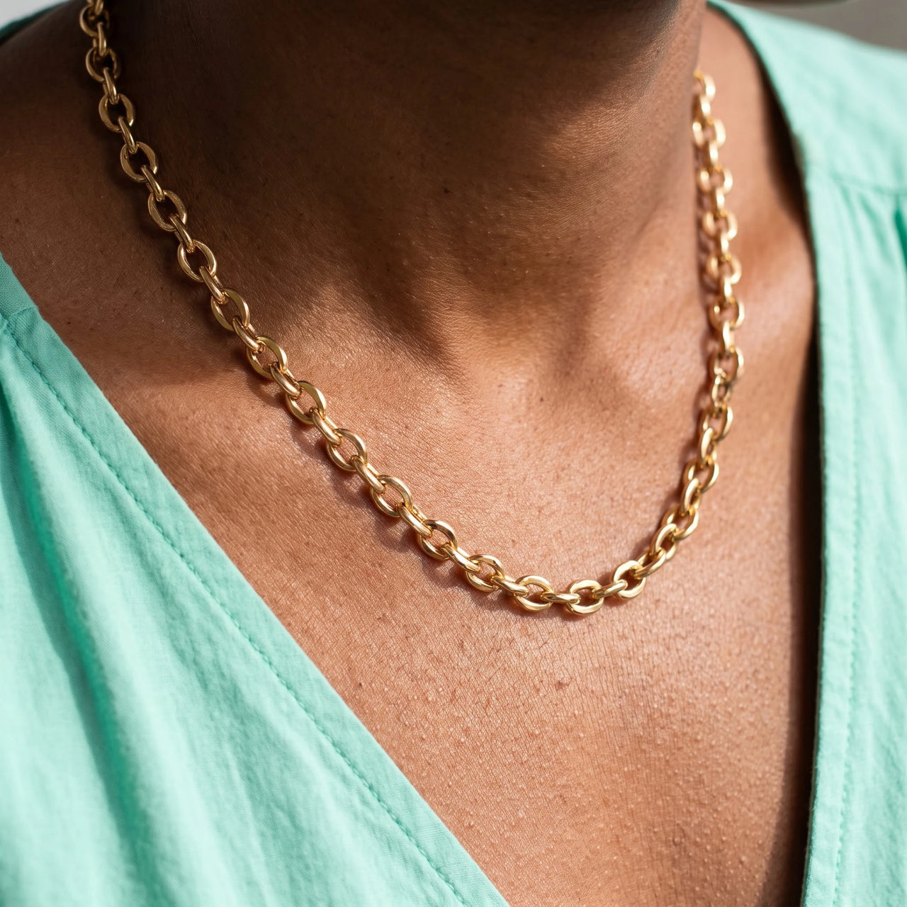 Grove schakelketting — close-up van de details, goud | SKU: lachaine