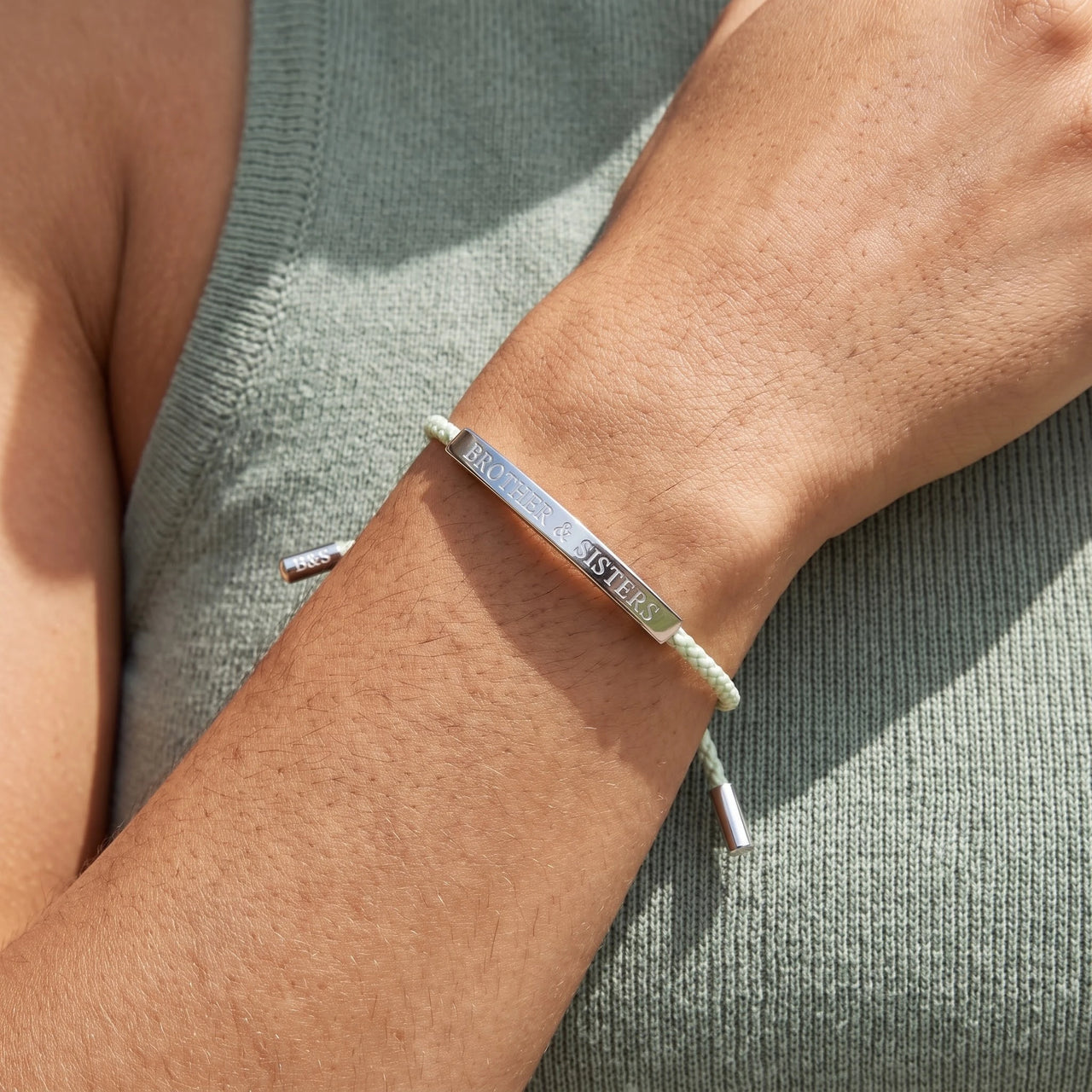 Gevlochten armband — close-up van de details, zilver | SKU: lanature-wg