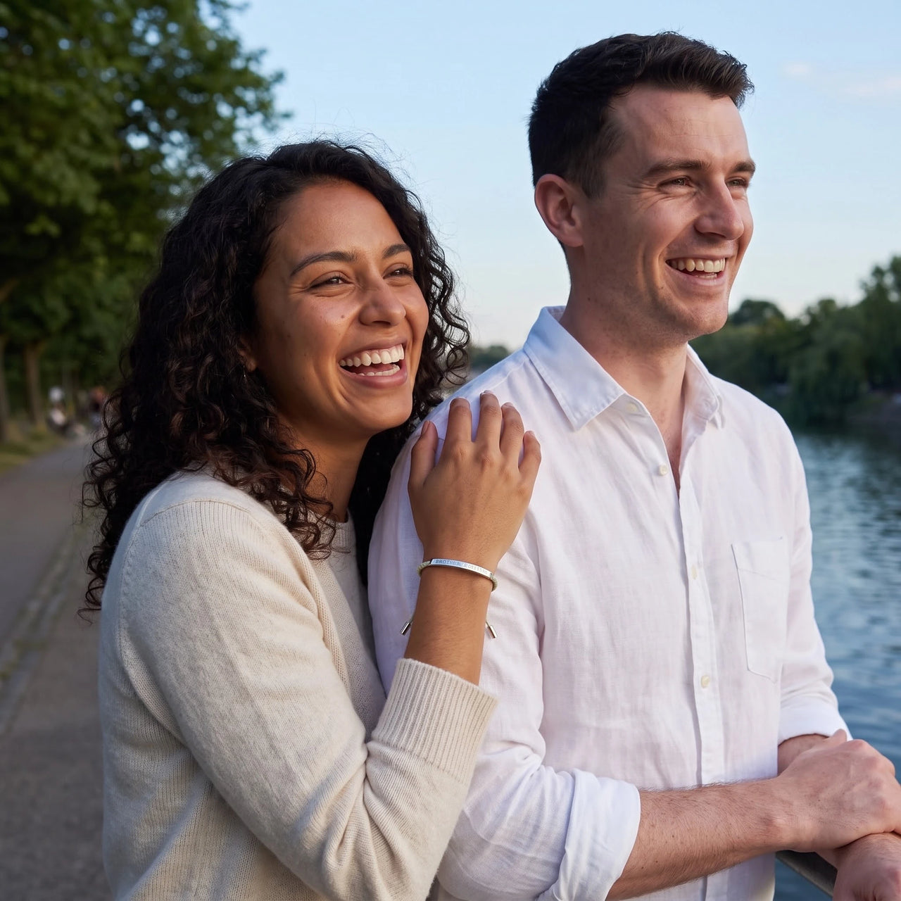 Verstelbare armband — gedragen door een stel, zilver | SKU: lanature-wg