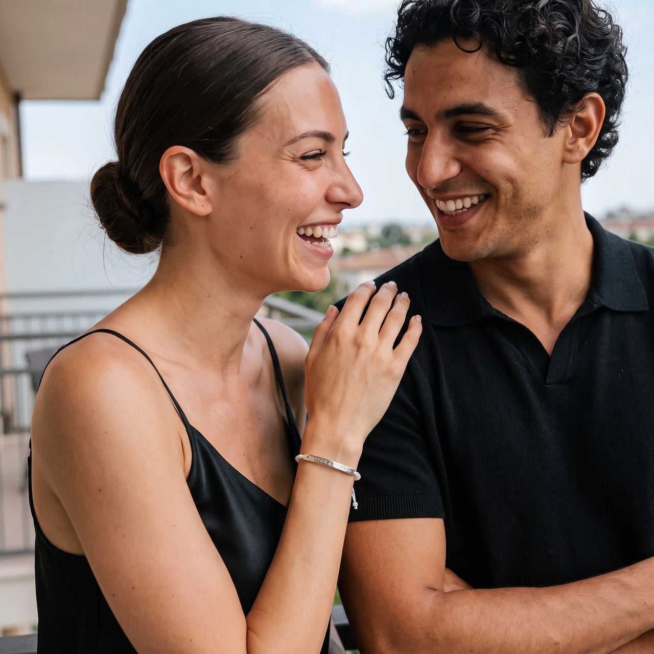 Witte armband — gedragen door een stel, zilver | SKU: laperle-wg