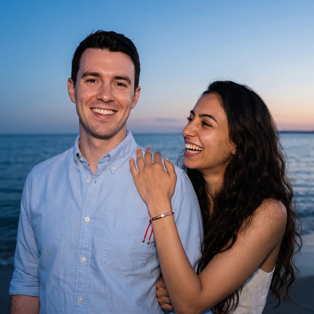 Rood touwtje armband — gedragen door een stel, rosé goud | SKU: lamour-rg