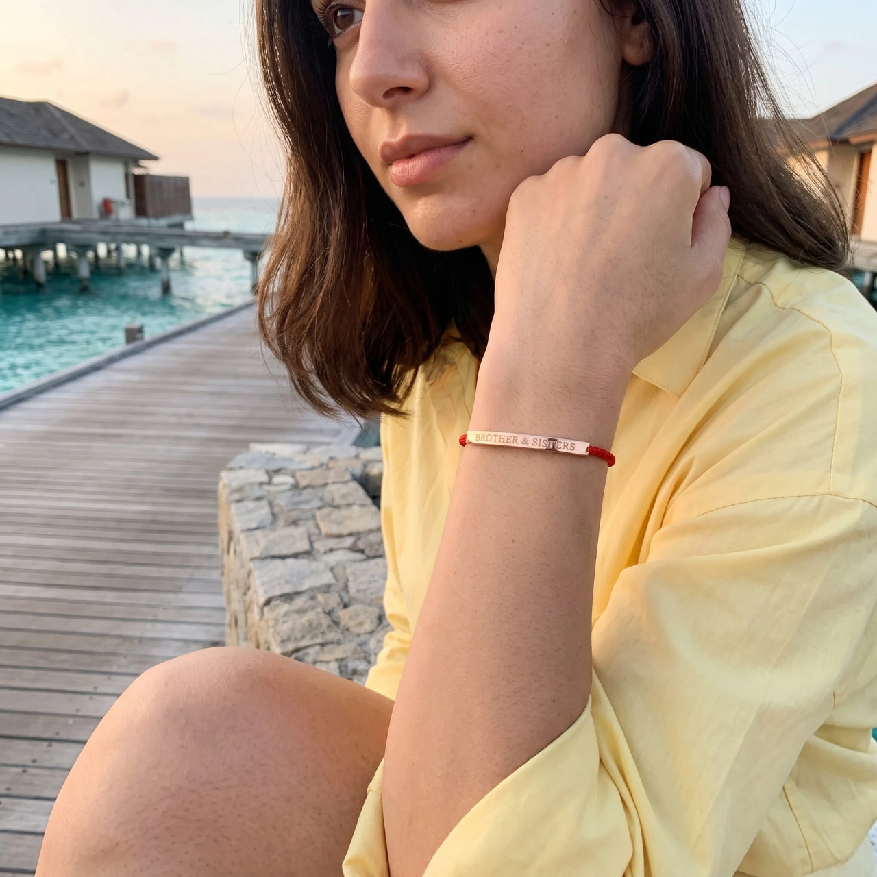 Rood touwtje armband — gedragen op reis, rosé goud | SKU: lamour-rg