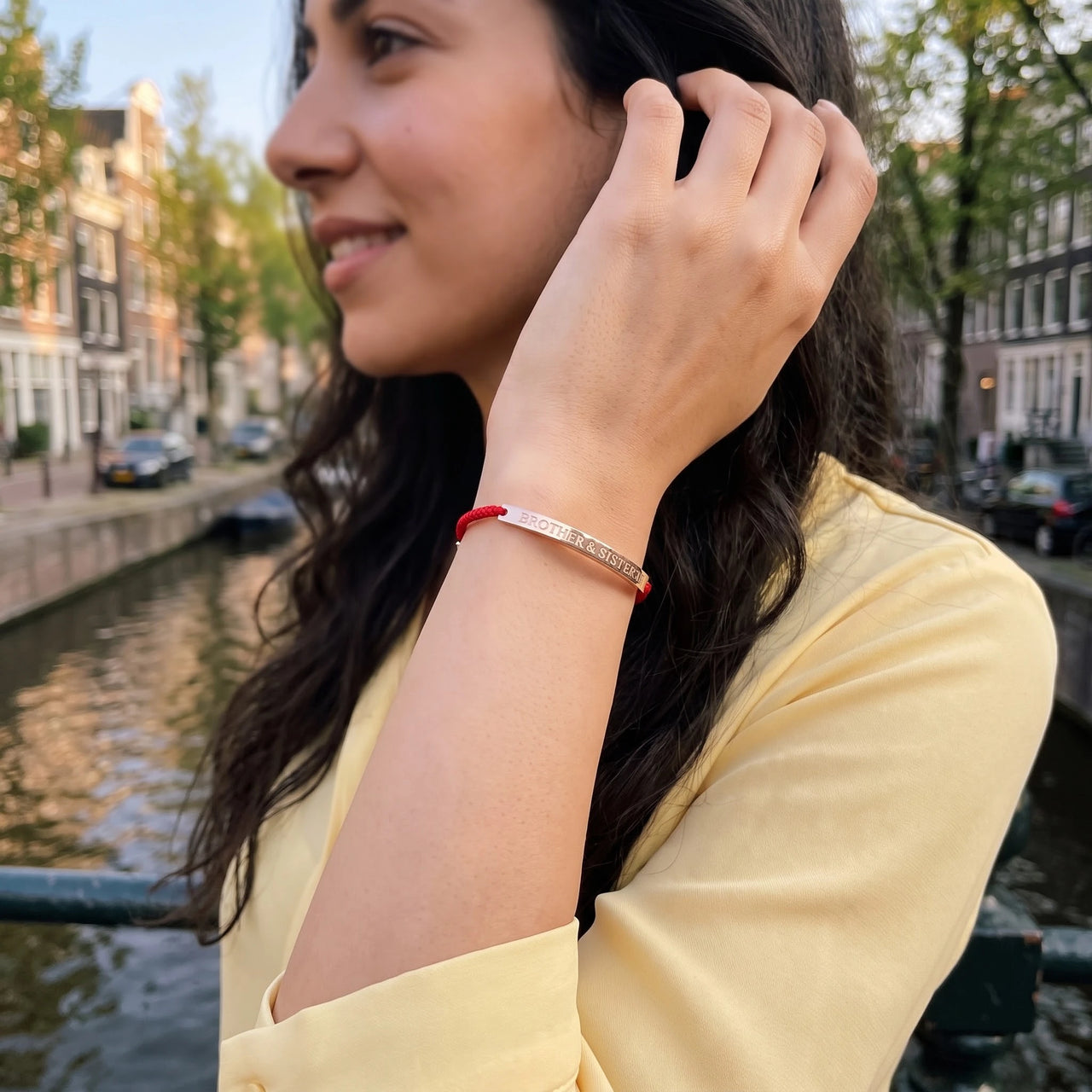 Rood touwtje armband — gedragen in het dagelijks leven, rosé goud | SKU: lamour-rg