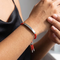 Thumbnail for Bracelet fil rouge — gros plan sur les détails, argent | SKU: lamour-wg