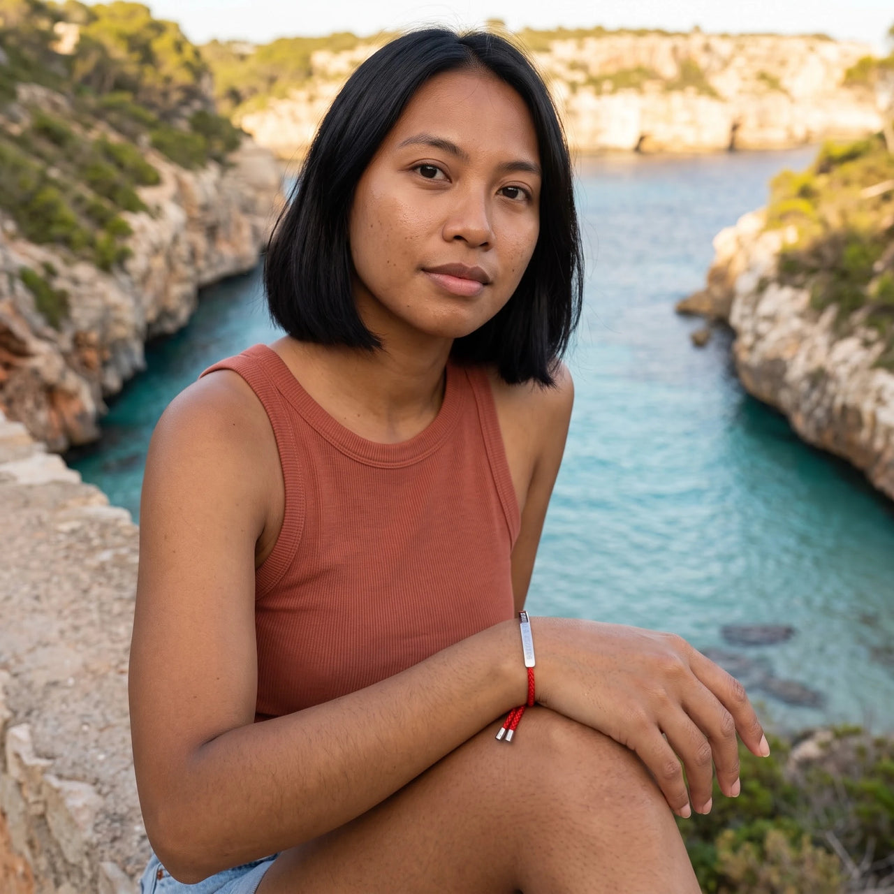 Bracelet rouge — photo portée en escapade, argent | SKU: lamour-wg