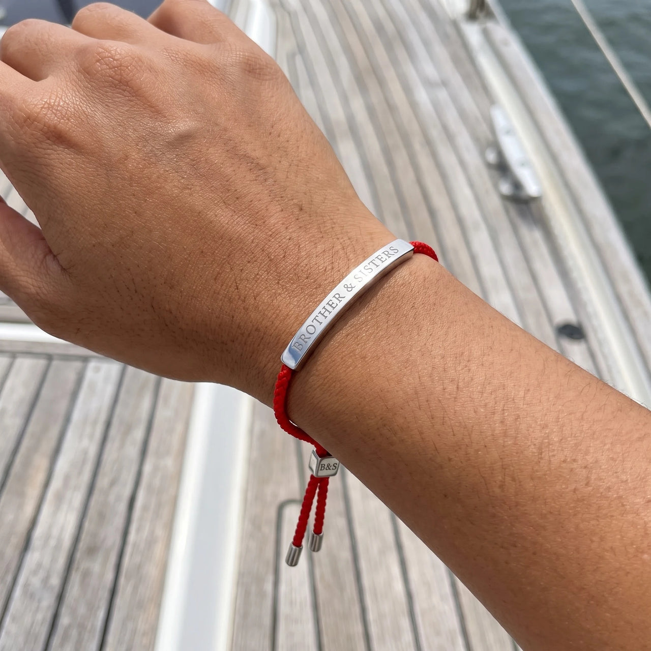 Bracelet gravé — photo portée, taille réelle, argent | SKU: lamour-wg