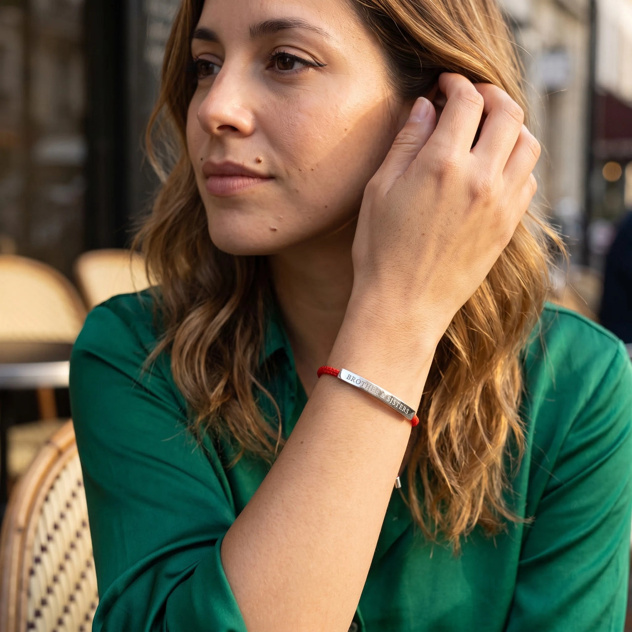 Bracelet cordon — photo portée, geste du quotidien, argent | SKU: lamour-wg
