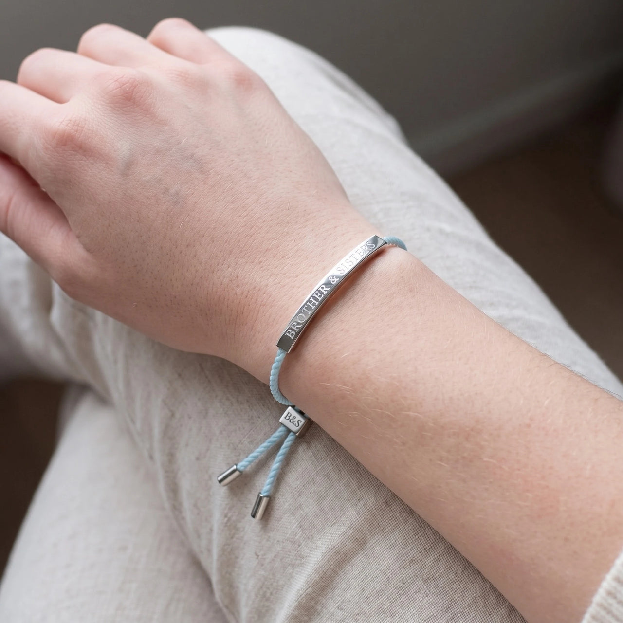 Bracelet gravé — photo portée, taille réelle, argent | SKU: leciel-wg