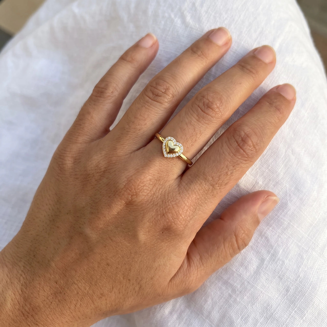 Hartjes ring — gedragen, echte grootte, goud | SKU: lecoeur