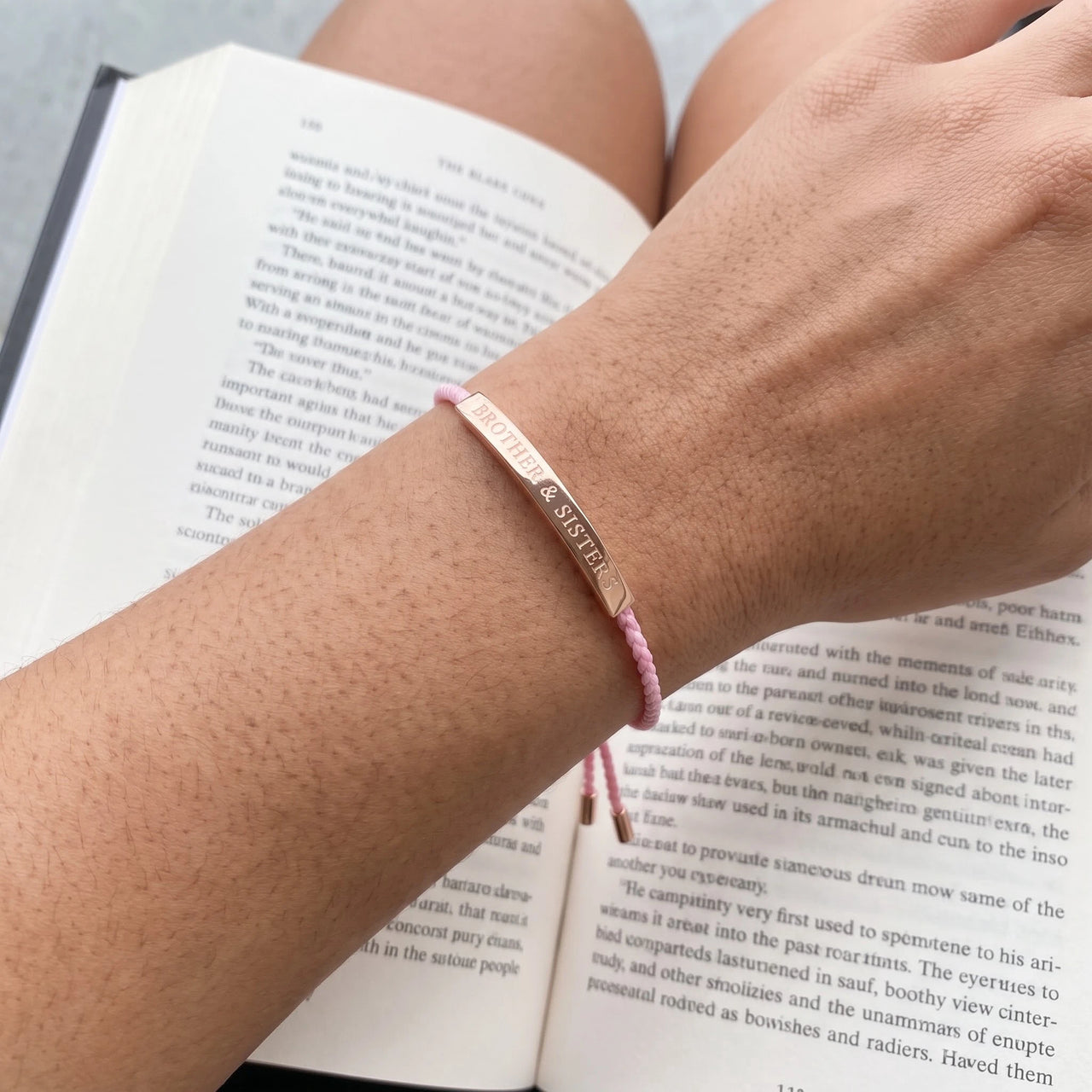 Touw armband — gedragen, echte grootte, rosé goud | SKU: lecorail-rg