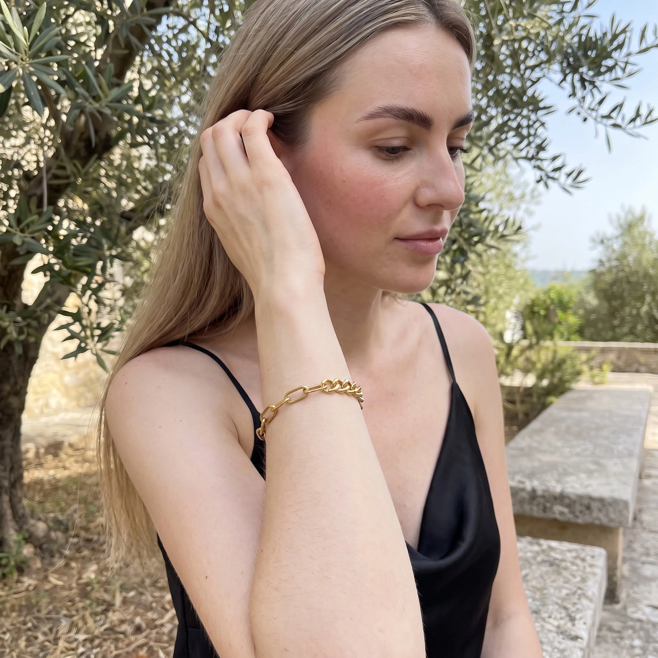 Bracelet maille — photo portée, geste du quotidien, or | SKU: ledouble