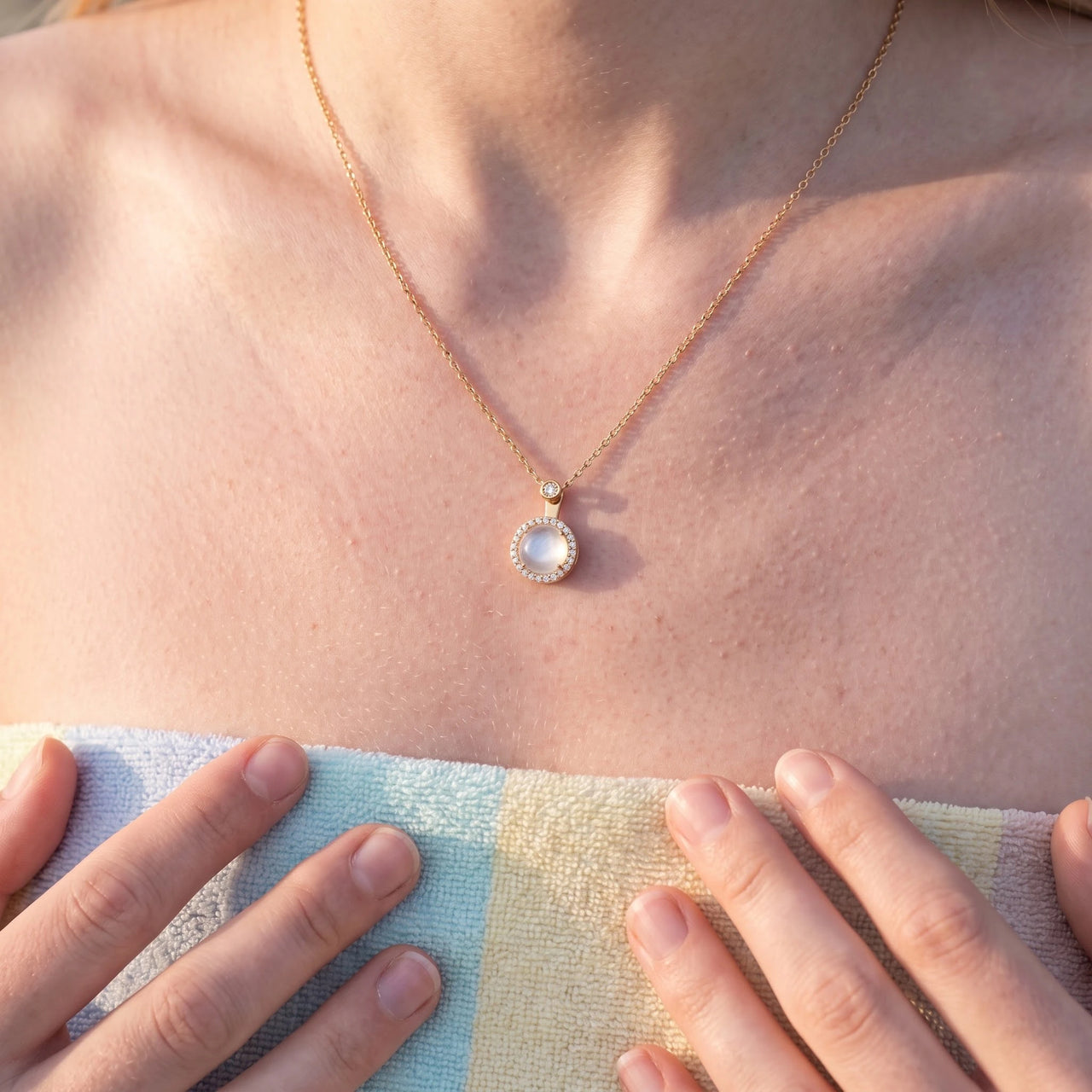 Collier zircon — photo portée, taille réelle, or | SKU: lelunaire