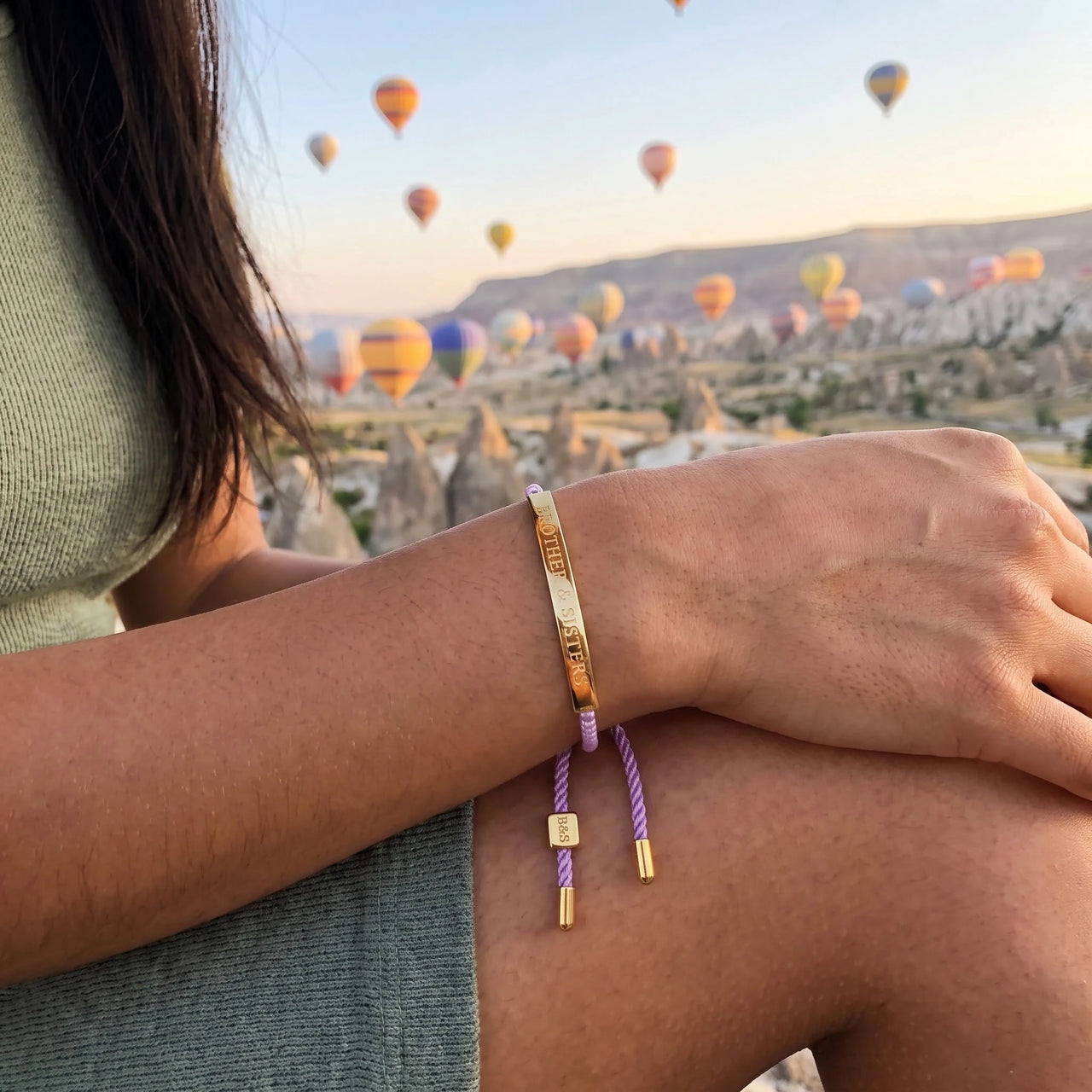 Bracelet violet — photo portée en escapade, or | SKU: lemauve-g
