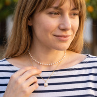 Thumbnail for Collier pendentif perle — photo portée, geste du quotidien, or | SKU: lepure