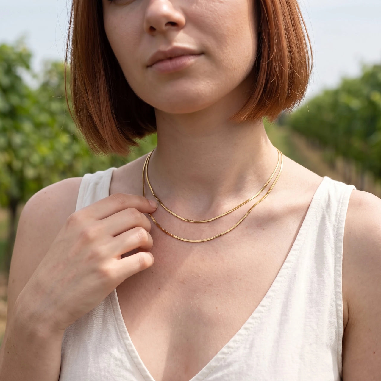 Collier chaîne — photo portée, geste du quotidien, or | SKU: lesimplenecklace