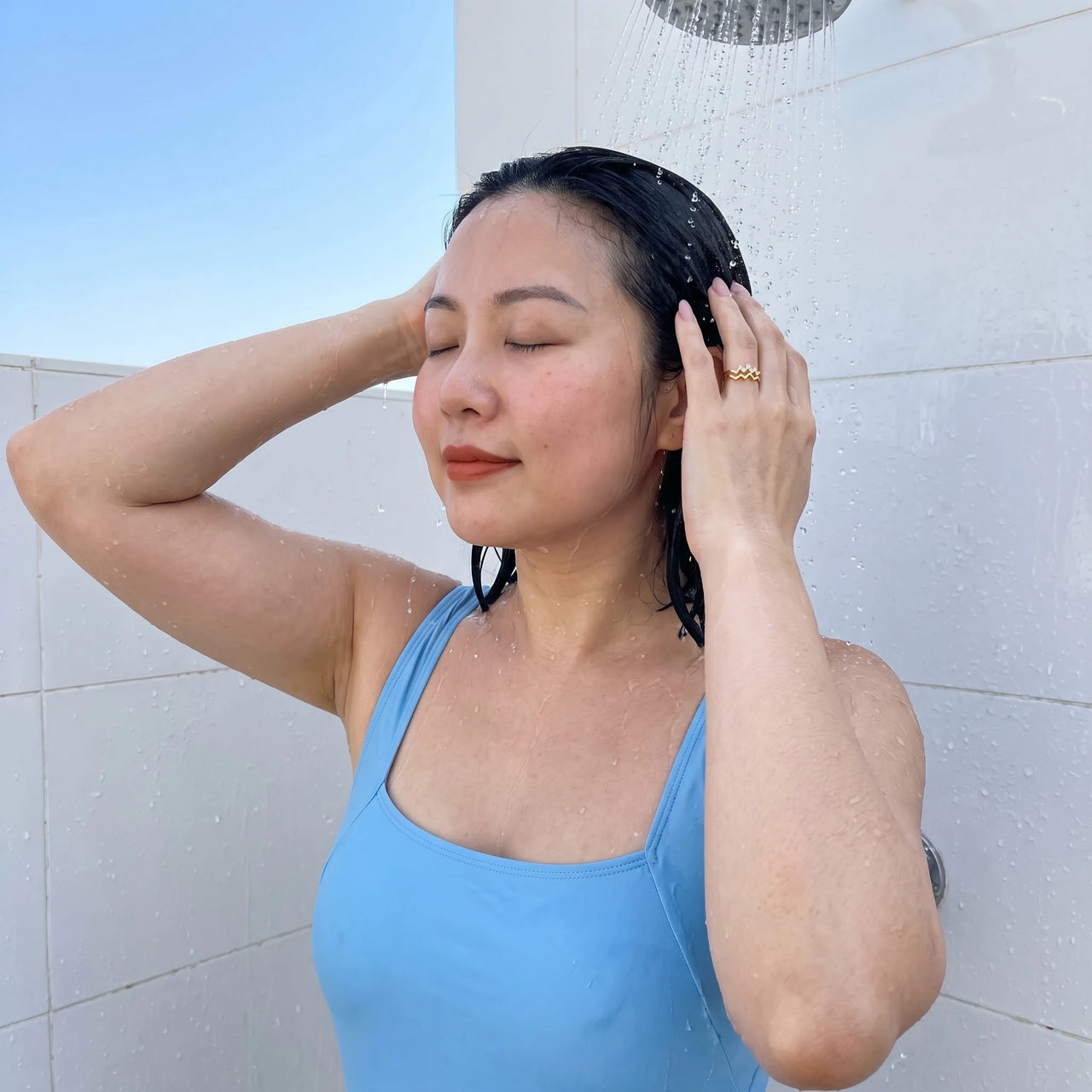 Bague zircon — photo portée sous la douche, waterproof, or | SKU: lezigzag