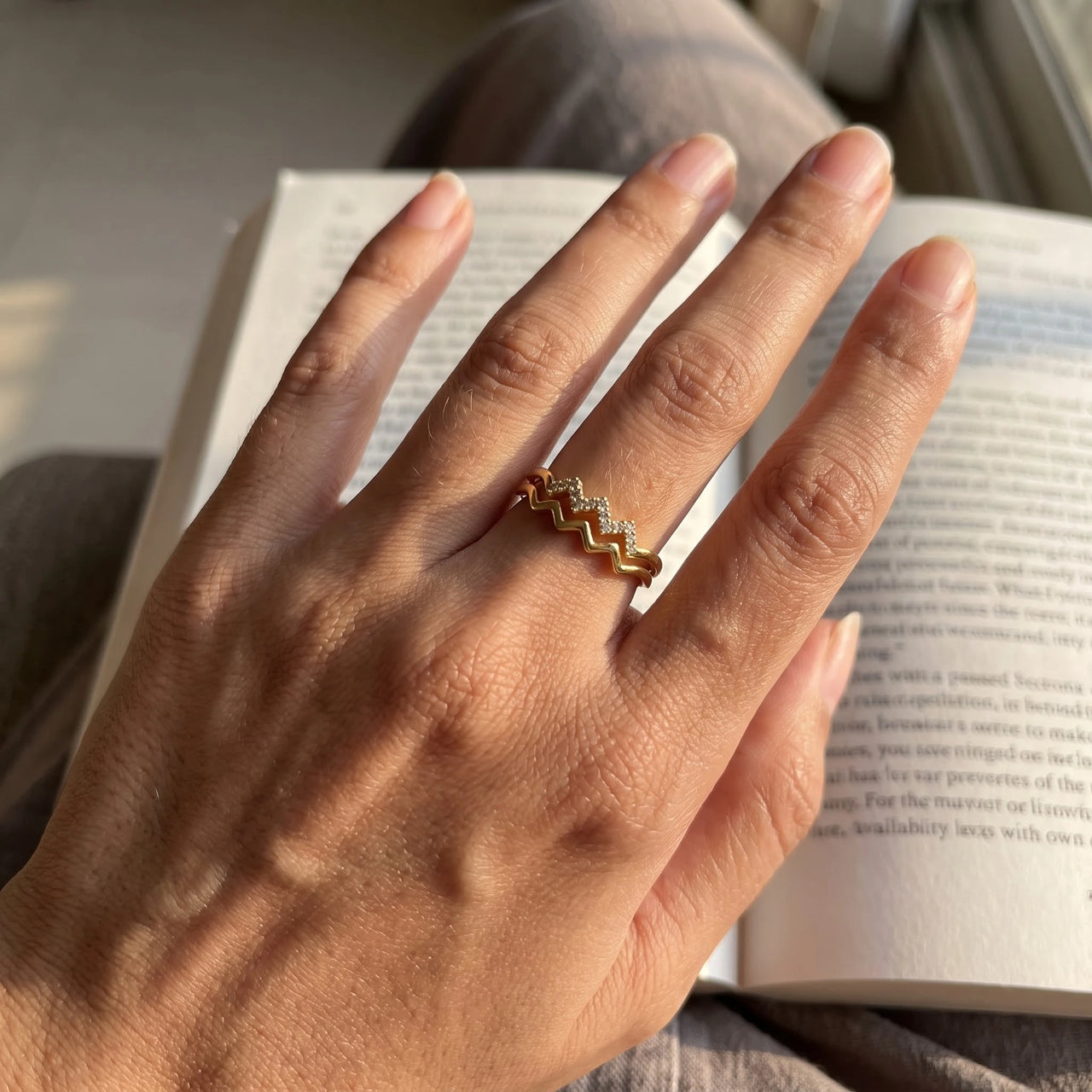 Bague zigzag — photo portée, taille réelle, or | SKU: lezigzag