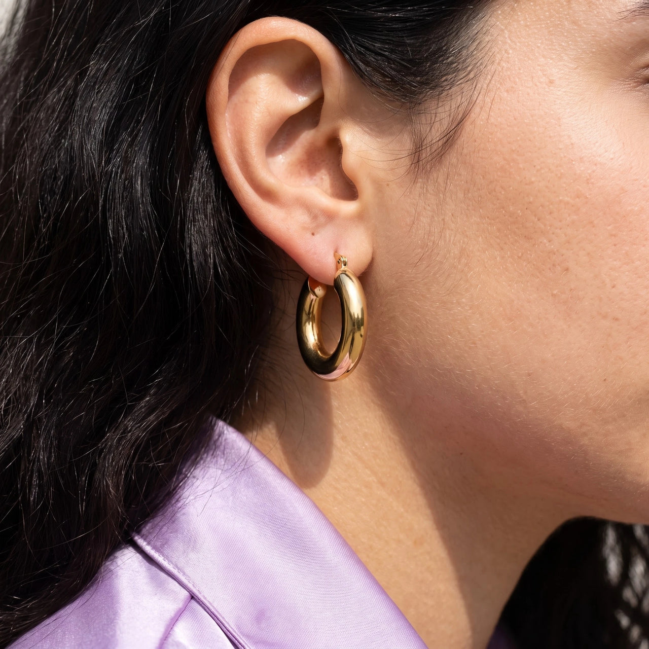 Dikke oorringen — close-up van de details, goud | SKU: lesbrillantes